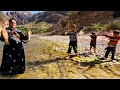 Download Lagu Hoe een dakloze moeder vist om haar drie kinderen te voeden