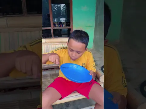 Adek mau makan mie nya biar main hp #shorts