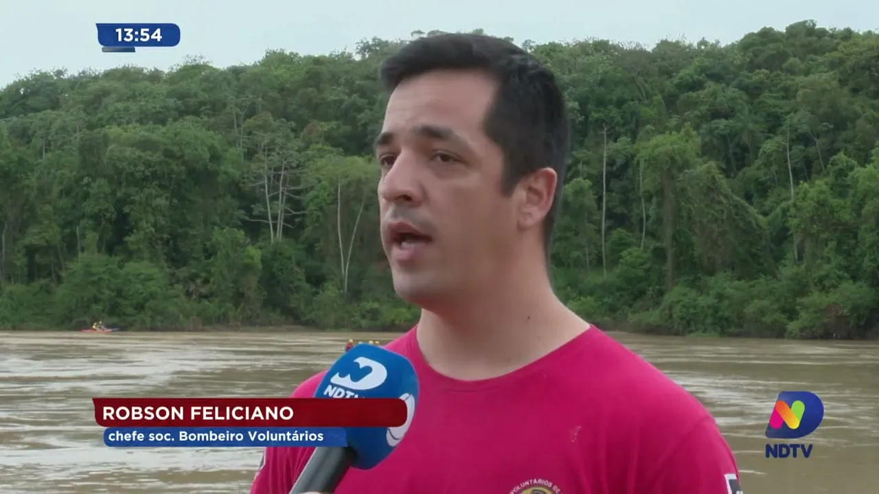 Pai e filho estavam em canoa que virou no rio Itajaí-Açu neste domingo