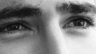 עומר אדם נועצת מבט 