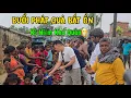 Download Lagu Chưa Từng Thấy Phát Bánh Cho Bà Con Mà Hồi Hộp Quá