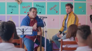 سعدون مدرس الموسيقى ذو الحنجرة الذهبية   من مسلسل  اللعبة دندنها