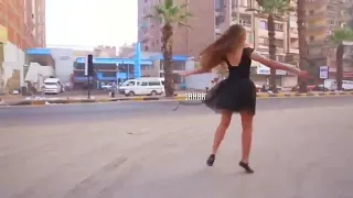 وبصير برقص مطرحي و بدور متل الفراشة الحايمة عالنور 