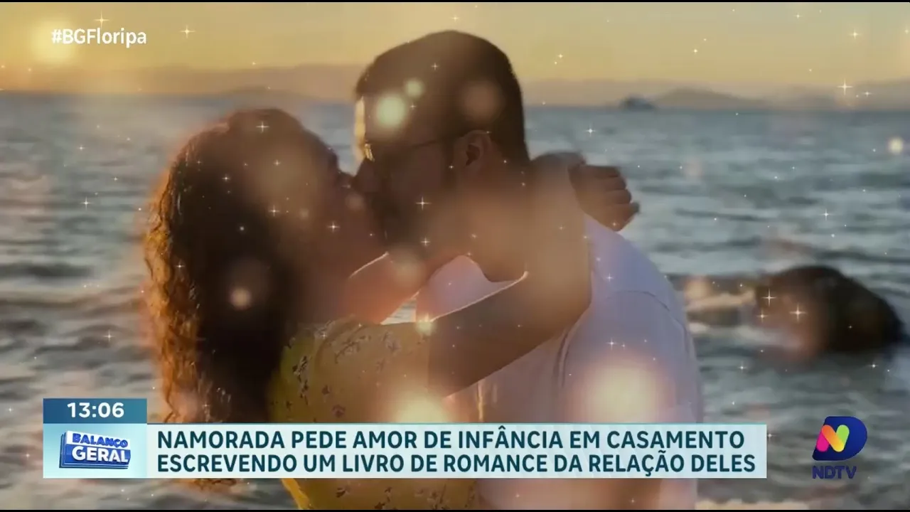 Namorada surpreende e pede amor de infância em casamento com livro de romance