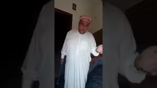رجل من الطفيله يشتم رئيس الوزراء و يقوم بتحطيم عدادت الماء والكهرباء  دندنها