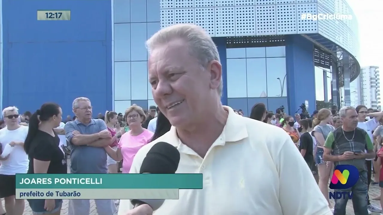 Esquadrilha da Fumaça dá show no céu de Tubarão