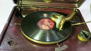 صدای پروانه موچول خانم مادر خاطره پروانه از خوانندگان زن دوره قاجار 