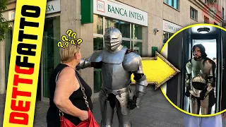 Entrate in Banca Con un’Armatura Medievale - [Detto Fatto Ep.118] - theShow