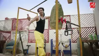 علي ربيع يتقمص شخصية الفنان الراحل الكبير أحمد زكى على أغنية مستر كاراتية فى صد رد 