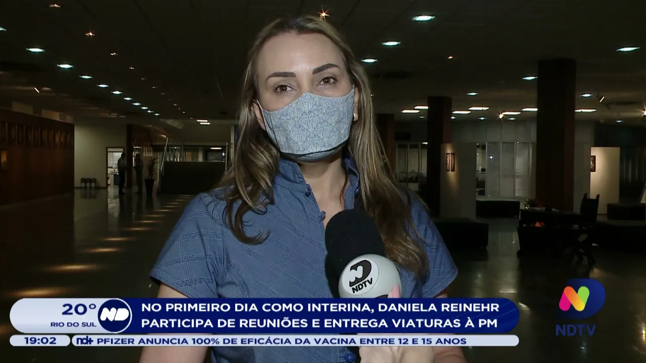 No primeiro dia como interina, Daniela Reinehr participa de reuniões e entrega viaturas à PM