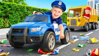 Polisi Trotoar Mengejar Anak Laki-Laki yang Membuang Sampah