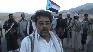 الفقيد المناضل الشيخ فيصل محسن الحارثي اثناء اشارفة على نقاط الهبة الشعبية بمديرية عسيلان 