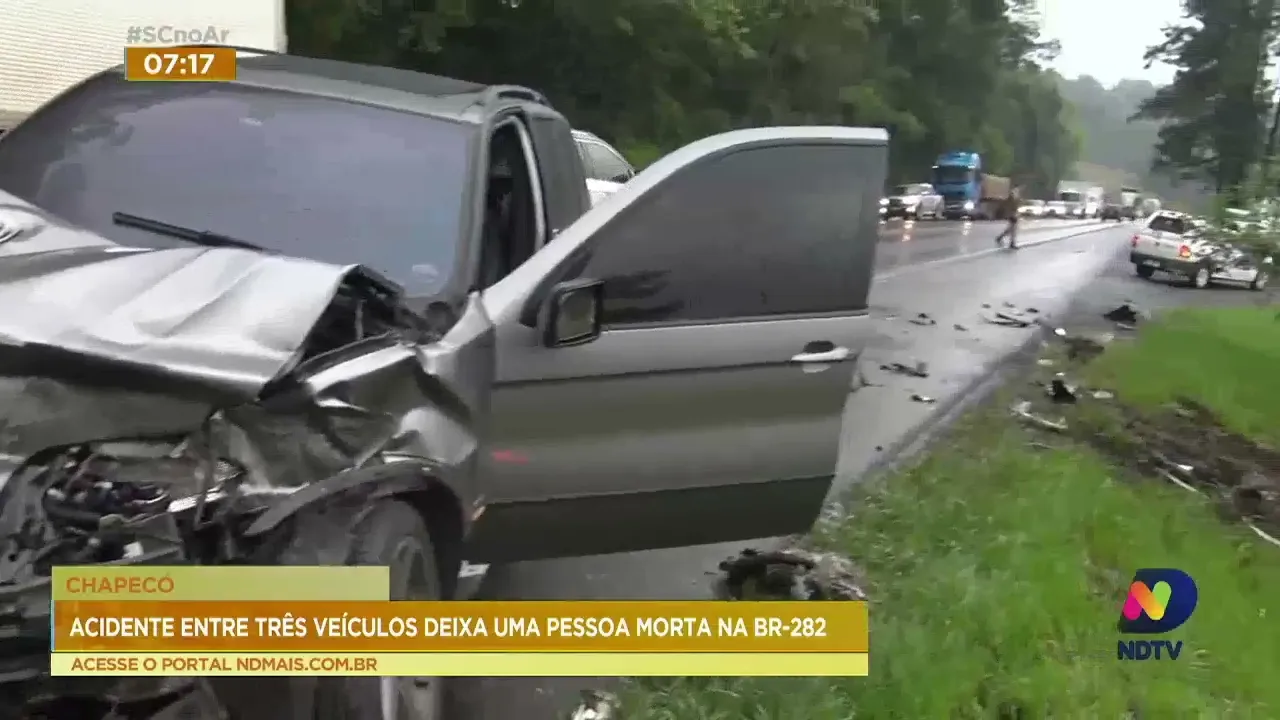 Uma pessoa morre em acidente envolvendo três veículos na BR-282