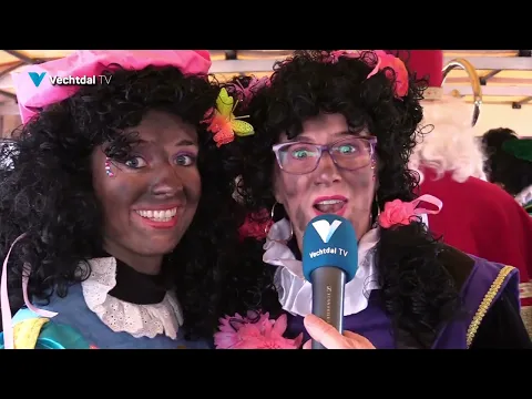 Sinterklaas aankomst in Dalfsen met Pieten, pepernoten en paraplu's.