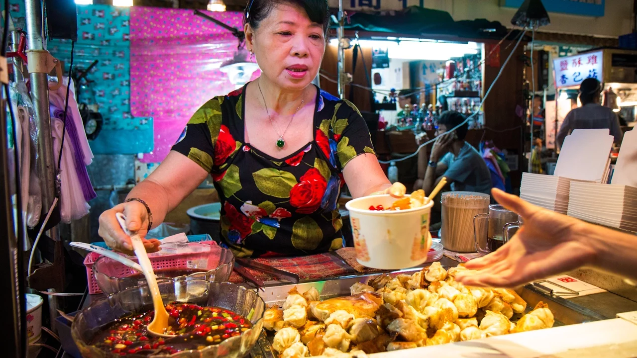 Raohe Night Market in Taipei: MUST-EAT Taiwan Street Food - Pepper Pork Buns & Bone Soup!
