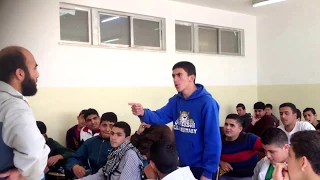 طالب يقول قصيدة تجعل المدرس يقبل رأسه 