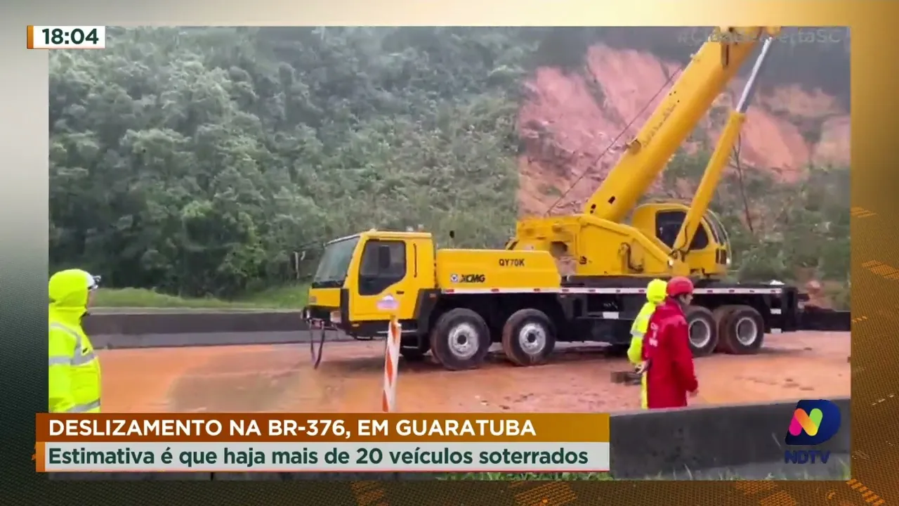 Chuva provoca deslizamento na BR-376 e deixa dezenas de veículos soterrados em Guaratuba