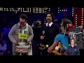 Çift kişilik dev orkestra The Free Hugs'dan "Johnny B. Goode" performansı