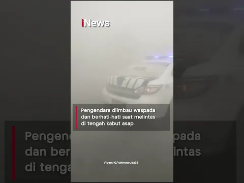 JARAK PANDANG CUMA 2 METER! Polisi Kawal Ambulans Tembus Asap Karhutla Kalsel | Trijaya