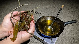 大量のテナガエビ出汁が溶けたチャーハン作り