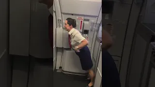 ما هي حركة مايكل جاكسون مع المضيفات قبل الهبوط                  دندنها