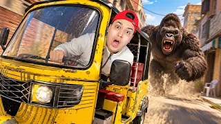 دخلت سباق توكتوك.. وفجأة غوريلا عملاقة جريت ورايا! 😱🦍