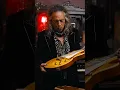Kirk Hammett laat Mark Agnesi zijn Gibson Les Paul Standard uit 1958 zien, gebruikt op “Load” en ...