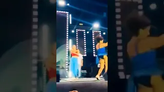 روبي بتغني علي المسرح والأندر اسود 