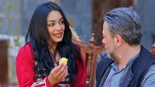 اتقربت من اخوها لتغلط معو نترها كف وكشفها ع حقيقتها قدام مرتو دندنها