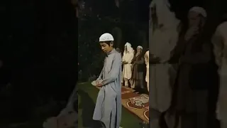 طفل افغاني يصلي فيهم صوته يشرح القلب 