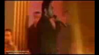تامر حسني يغني زي الملايكه لعمرو دياب لايف      دندنها