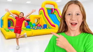 Nastya erlebt eine tolle Zeit im Ballonpark