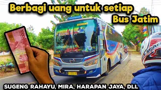 saatnya berbagi bagi bagi uang 100 ribu untuk setiap bus yang lewat