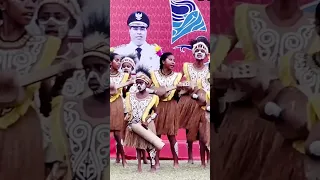 So amazing watching these guys put on a show… 🪕🇮🇩 #sailingfamily #indonesia