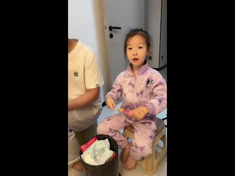 Dad is too lazy, so the daughter came up with a good idea to make him throw away the trash. 😂