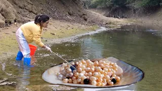 This is a place where beautiful women often come; the river is full of river clams.