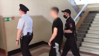 В Омске задержали четверых курьеров телефонных мошенников