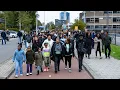 Download Lagu Nabestaanden lopen stille tocht voor doodgeschoten Jerryson - CKZ Vandaag