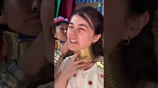 تقاليد غريبة قبيلة تضع أطواقا حول أعناق الفتيات لجعلها أطول ولا ت زال إلا في مناسبات خاصة 