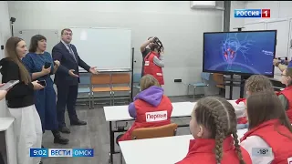 Министр образования Омской области Иван Кротт стал экскурсоводом для школьников