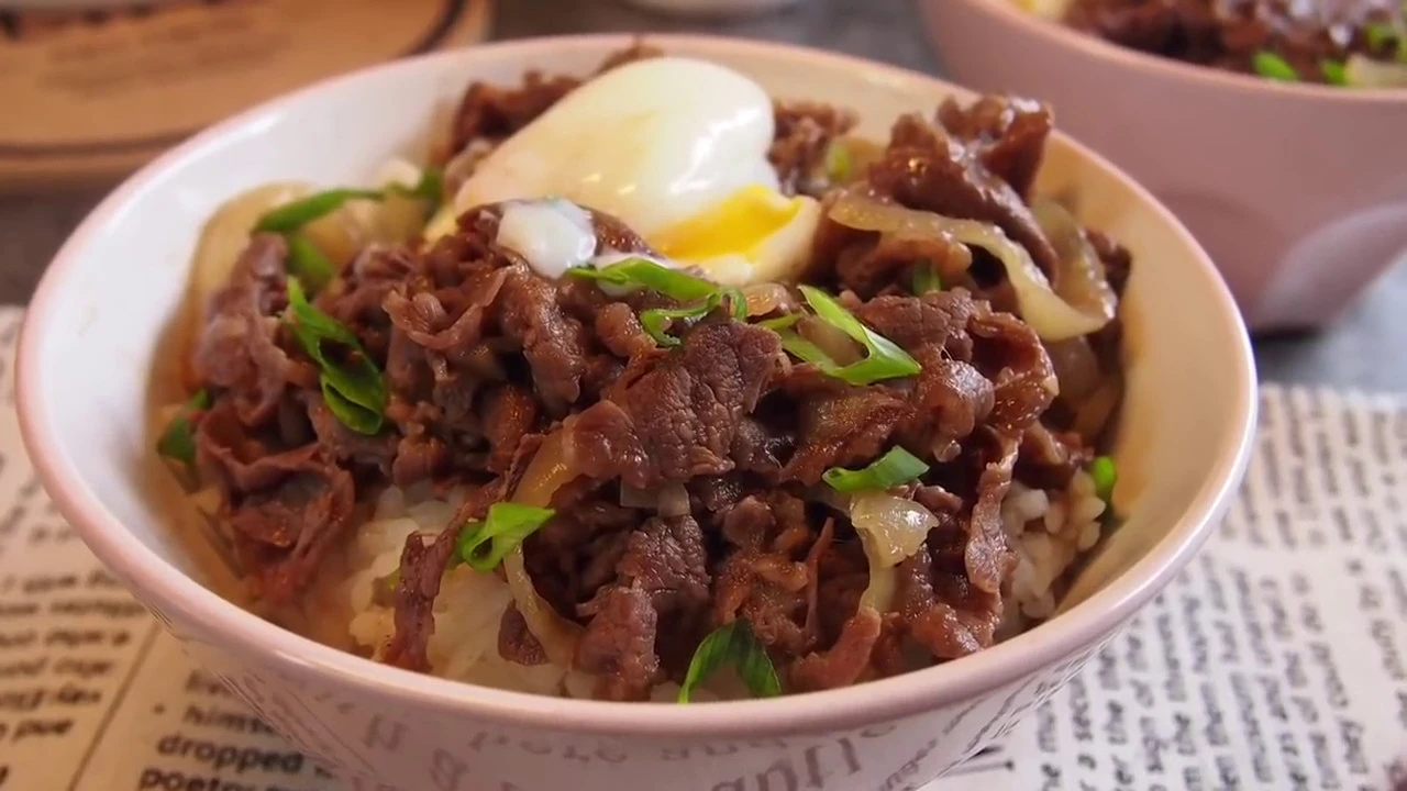 SUPER EASY Yoshinoya Inspired Japanese Beef Bowl Recipe  Gyudon