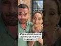 Lagu Sonia Abrão é surpreendida com selinho de Rodrigo Phavanello