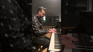 نادر حمدي يعزف سيبها بظروفها غلى البيانو                                               دندنها
