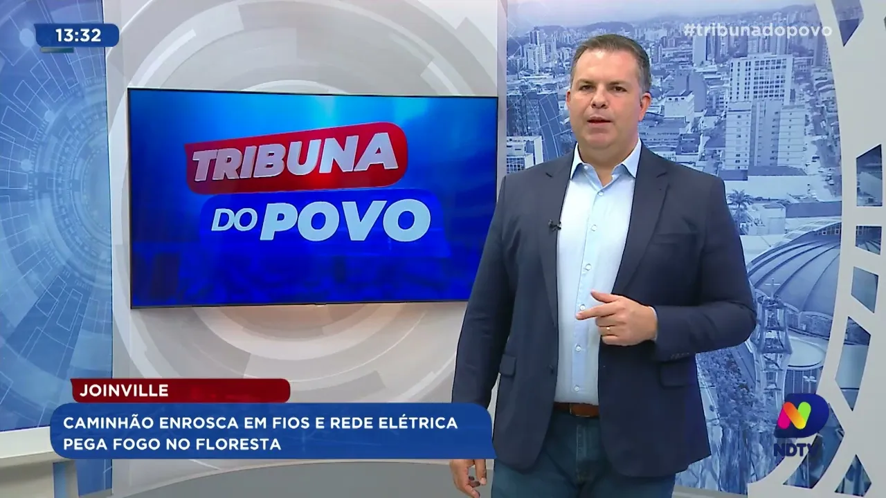 Caminhão provoca incêndio ao atingir fios de energia em Joinville
