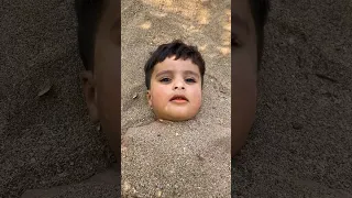 الياس تحت الرمل متخبي يخوف بابا 