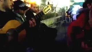 نديك باري على إيقاع الگيتار 