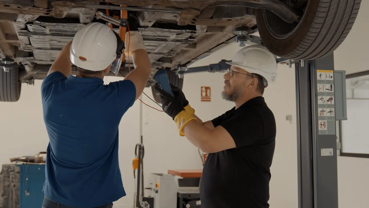[EN] How to disconnect the high voltage power in an EV | Masters of Motion
