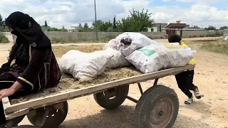 ام حسين ماتعطي سكر عيد الا نساعدها 