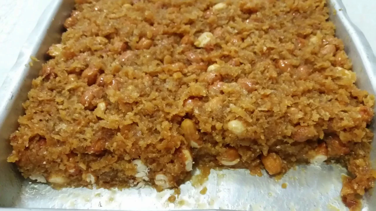 INGREDIENTS:
2 cups of sugar;
1 cup water;
1 lemon juice;
3 cups grated coconut;
1/2 cup of coconut . 