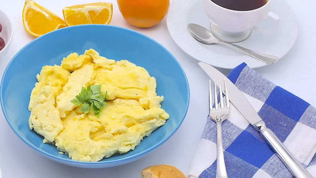 HOW TO MAKE THE PERFECT SCRAMBLED EGGS -  SCRAMBLED EGGS WITH TOASTED BREAD - ZEELICIOUS FOODS